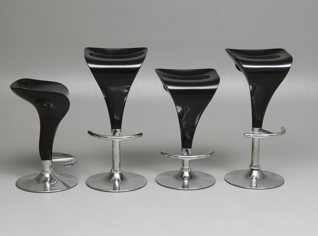 BARSTOLAR, 4 st, svarta sitsar, underrede i metall. 1900-tal.
