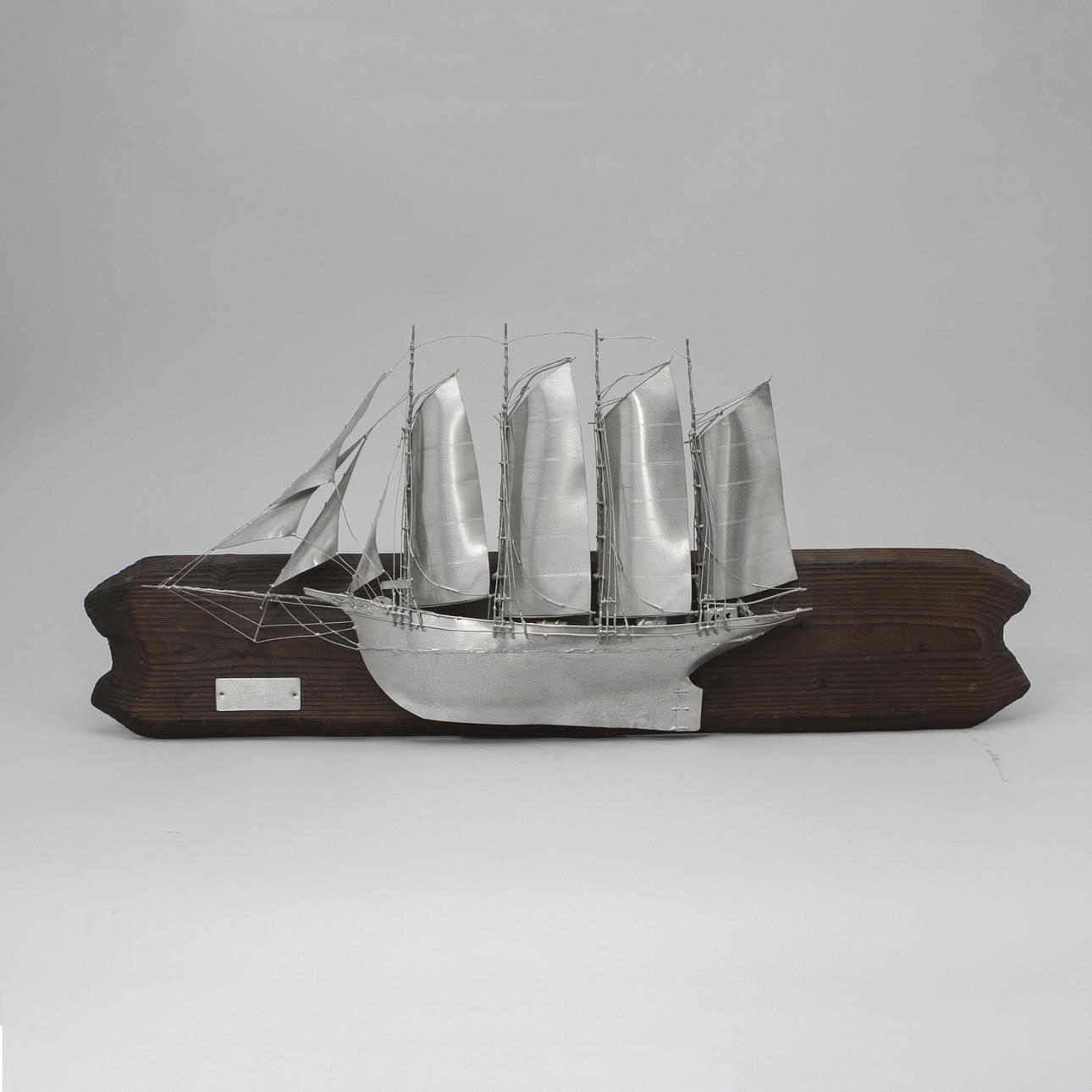 URBAN STRÖM. Skulptur, fyrmastad skonare i vitmetall, sign -86.