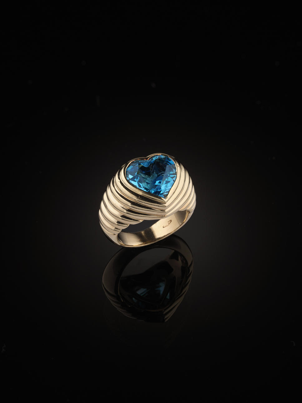 RING, 18 kt guld med en hjärtslipad blå topas i en räfflad infattning.