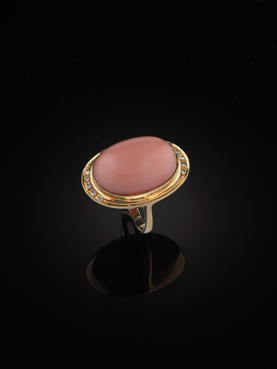 RING, 18 kt guld med en korall och 10 briljanter 0.13 ct, enligt gravyr.