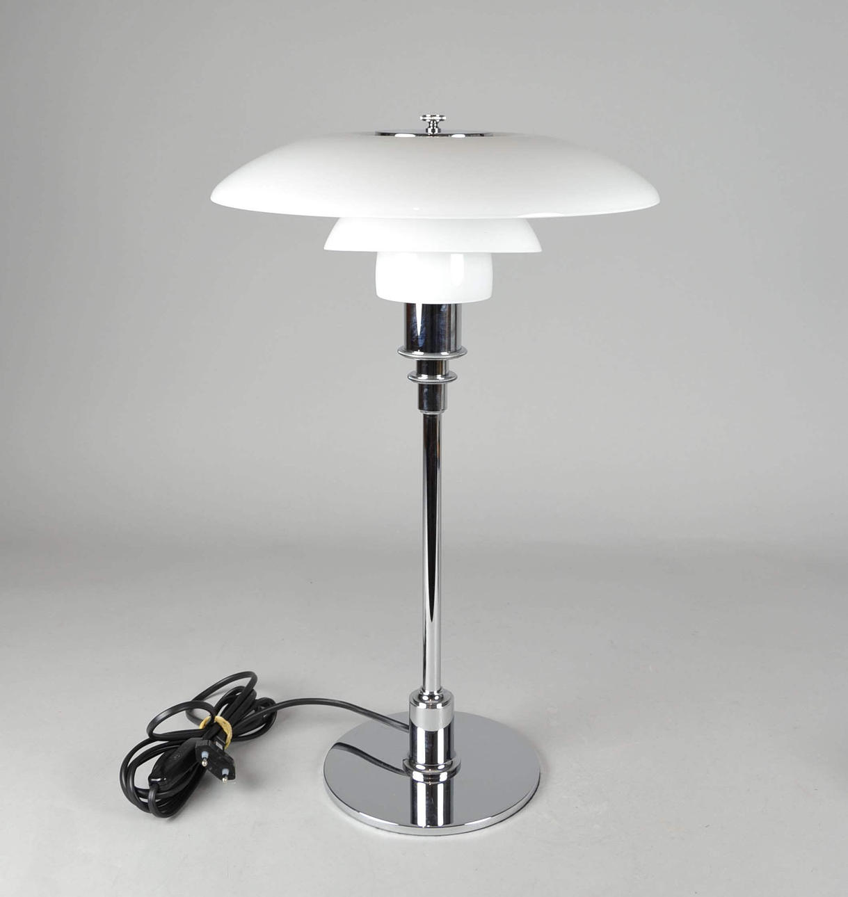 POUL HENNINGSEN. PH 3/2 BORDLAMPE.