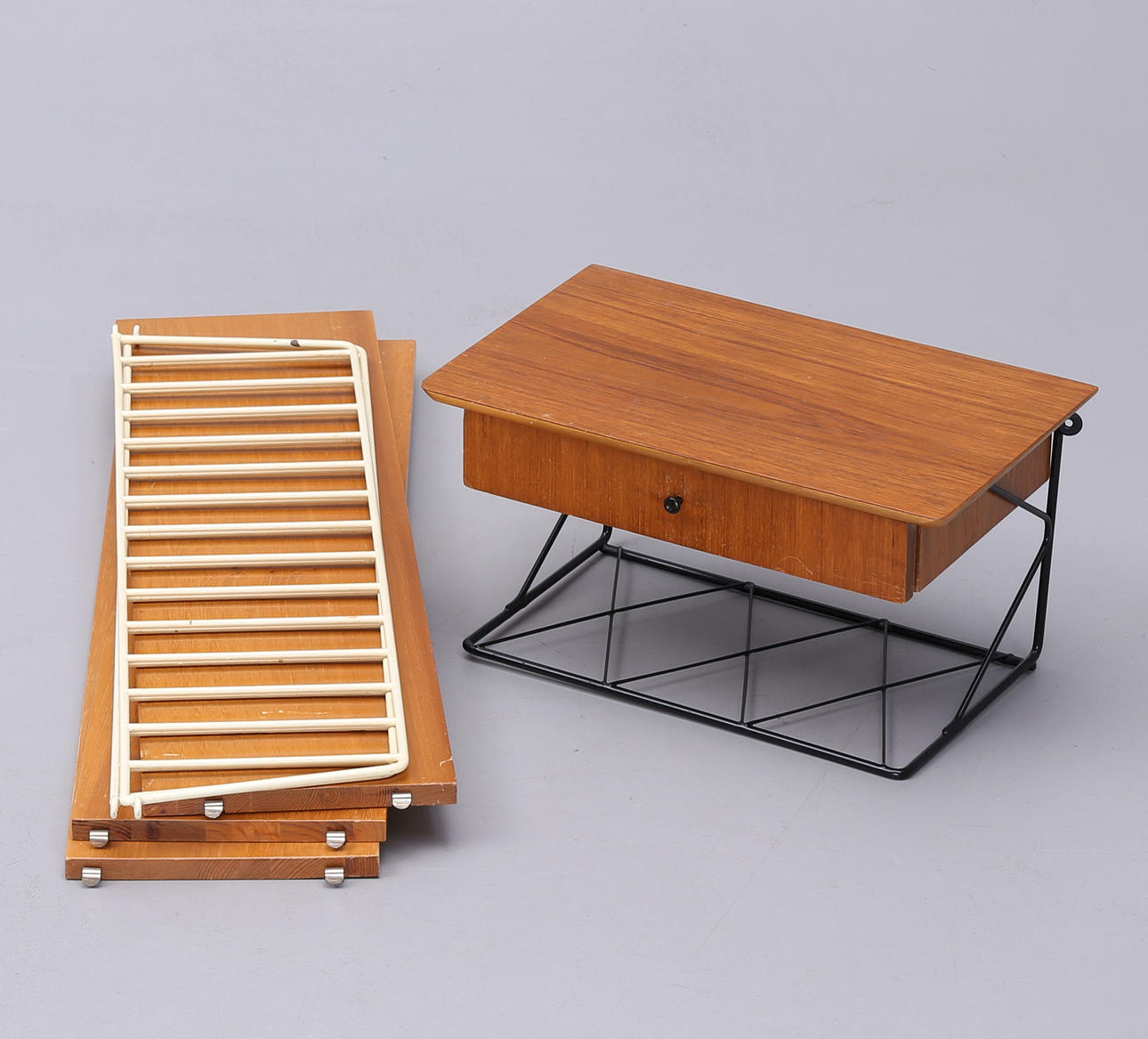 STRINGHYLLA samt TELEFONHYLLA, 1900-talets mitt.