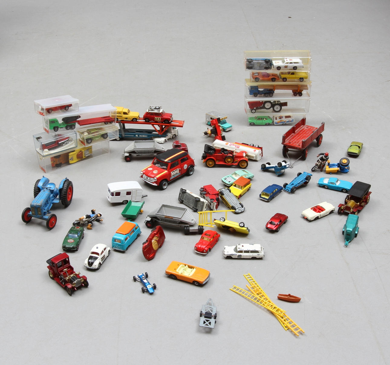 MODELLBILAR MAJORETTE, CORGI, HUSKY, LESNEY med flera. Cirka 45 stycken.