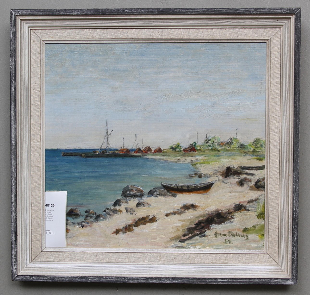 ÅKE DALBERG. Strand med båtar. Olja på pannå. Signerad Åke E Dalberg och daterad 54.