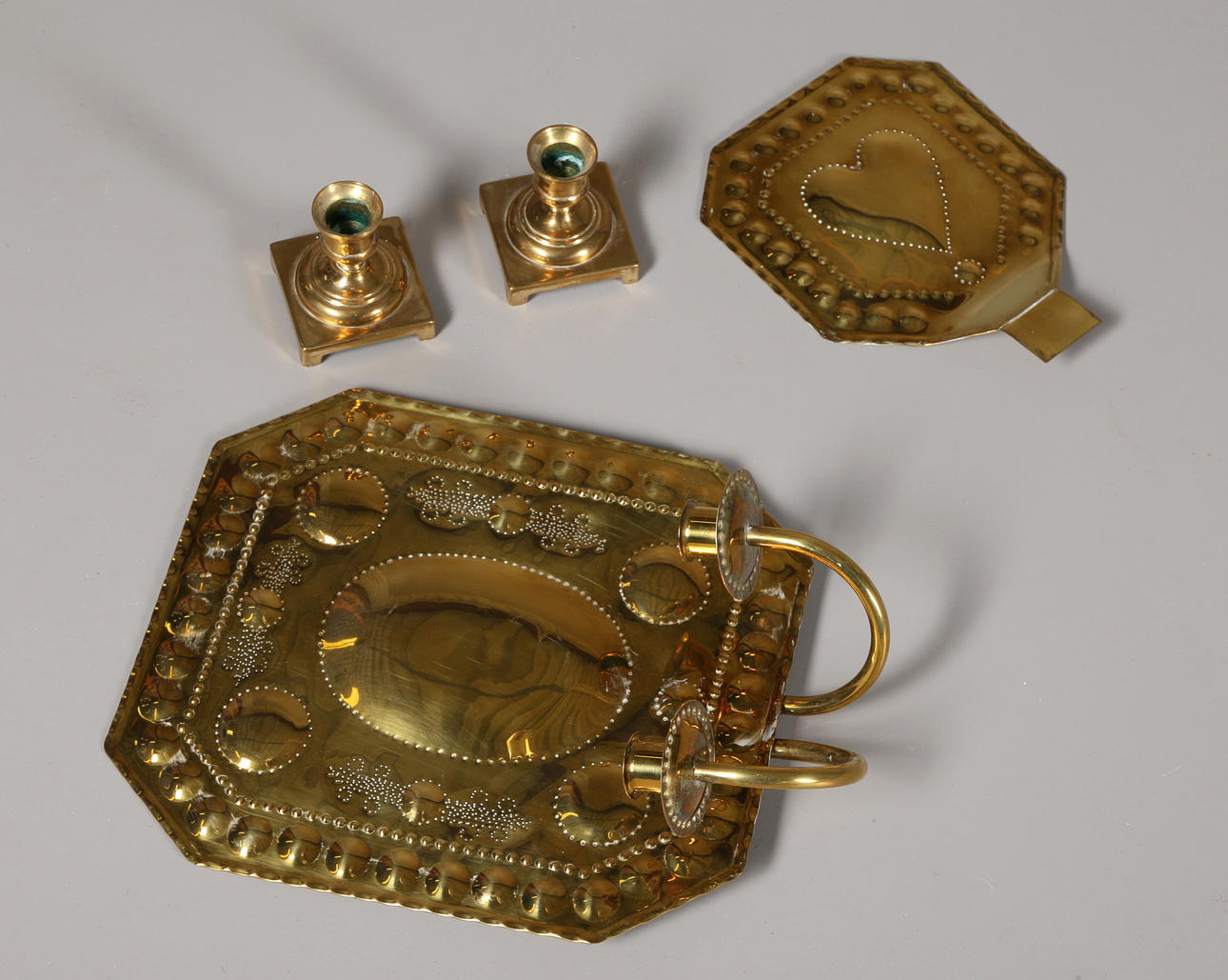 PARTI MÄSSINGSLAMPETT och -LJUSSTAKAR (4). 1900-talets mitt.