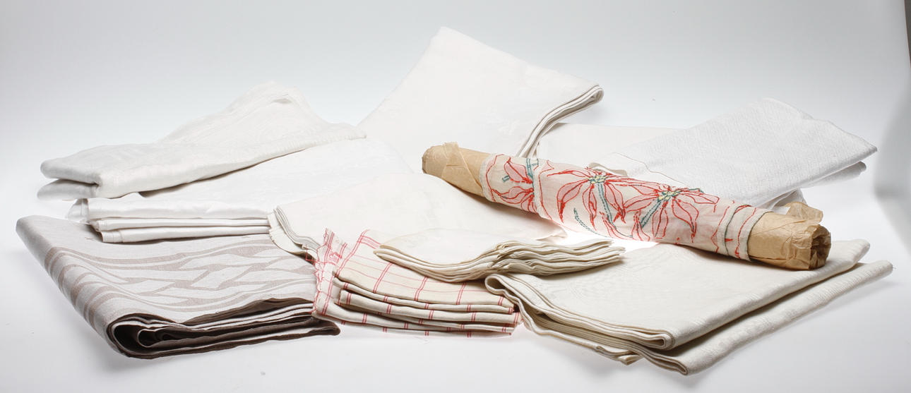 PARTI LINNEVAROR,9 dukar,6 hanndukar samt servetter.