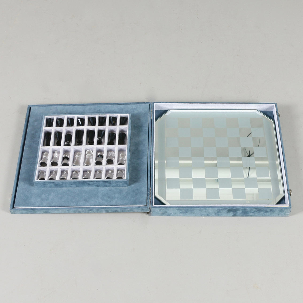 JUEGO DE AJEDREZ, con piezas, Swarovski.