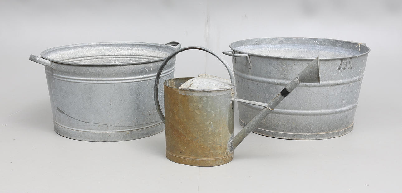 BALJOR, 2 st samt VATTENKANNA, Zink, 1900-tal.