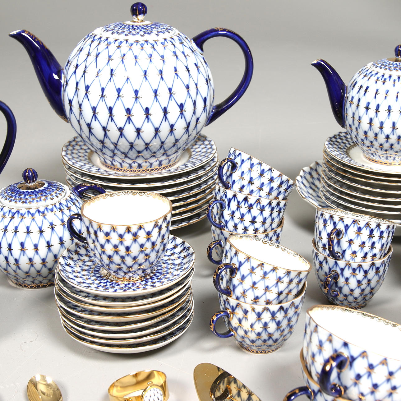 KAFFE och TESERVIS, ca 72 delar, porslin, "Blue Net", Lomonosov, St. Petersburg, Ryssland, 1900-talets senare hälft.