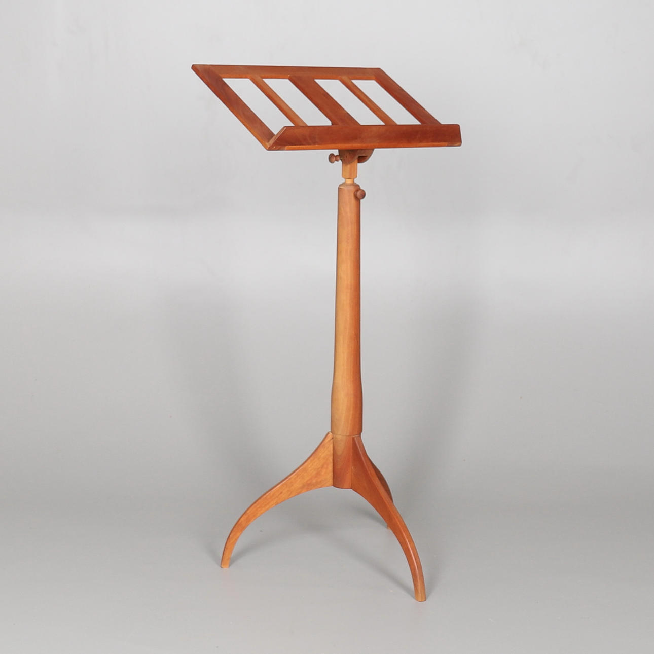 EIN MUSIKSTÄNDER IM SHAKER-STIL.