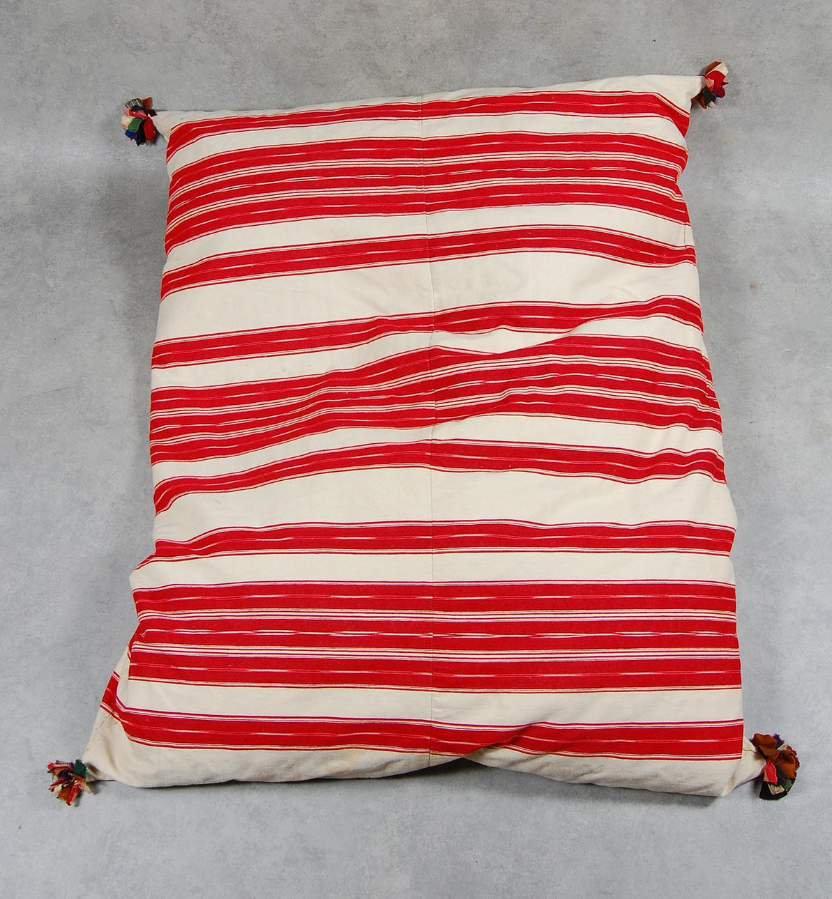 DYNEVAR, med hörntoffsar, 1800-tal.