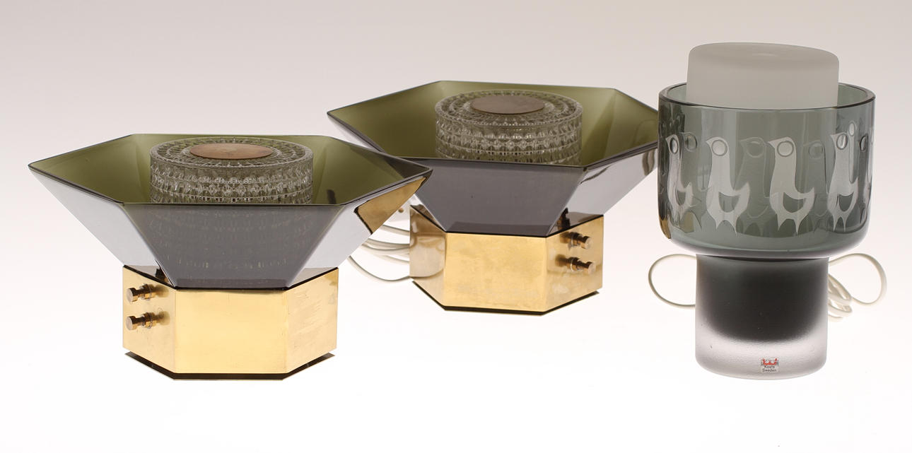 VÄGGLAMPOR, 1 par, Carl Fagerlund, Orrefors samt bordslampa, Sandeberg, Kosta. 1900-tal.