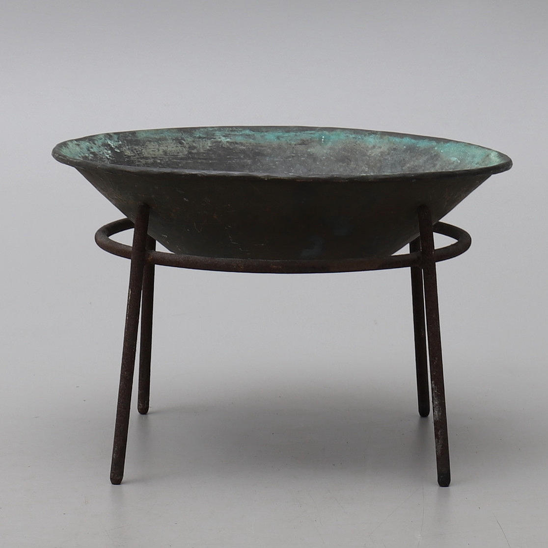 VIER PLATTEN, BRONZE, auf Beinständer, 1900er.