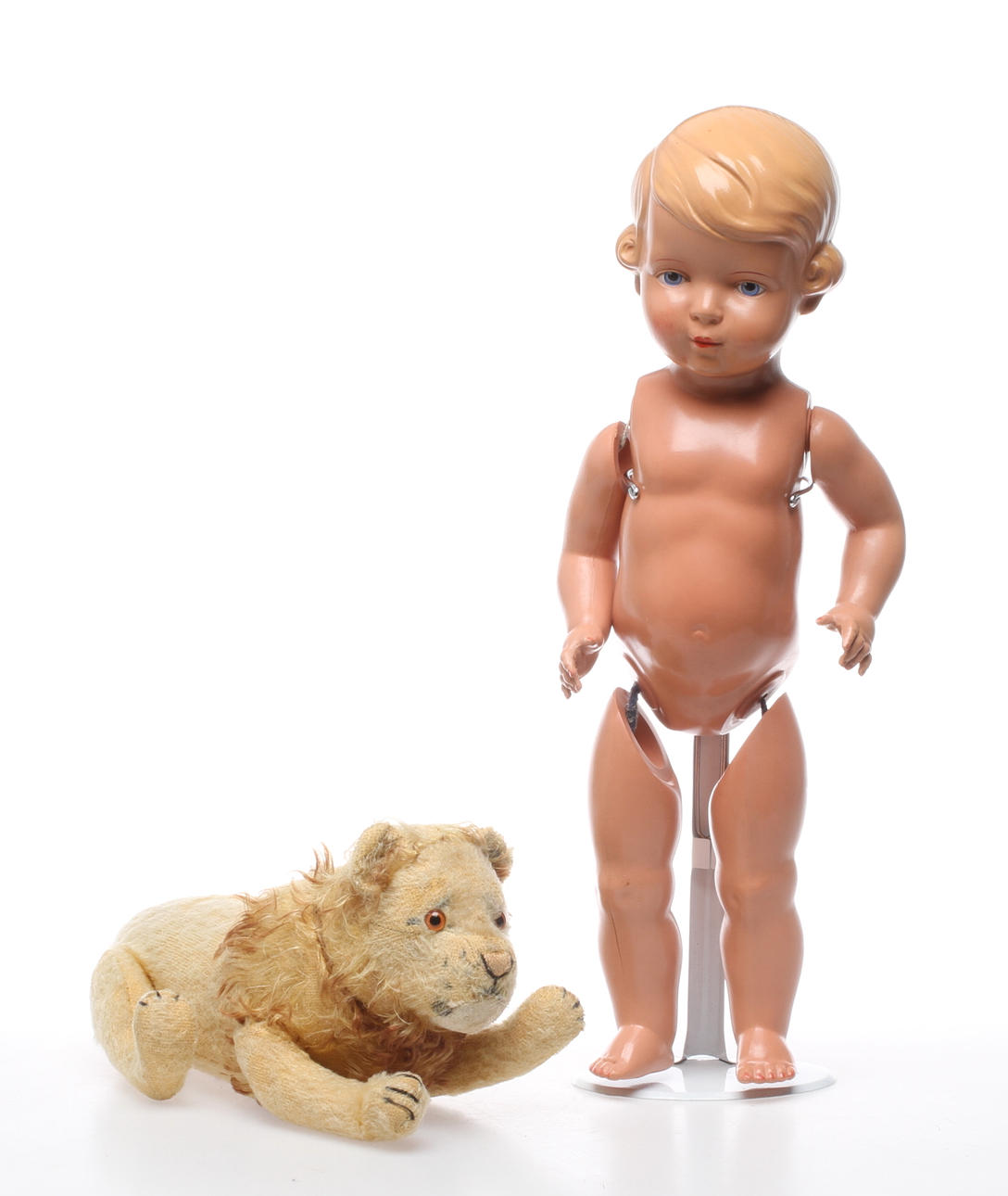 STEIFF LEJON med knapp i örat. 1930-tal. DOCKA SKÖLDPADDA celluloid 1950-tal.