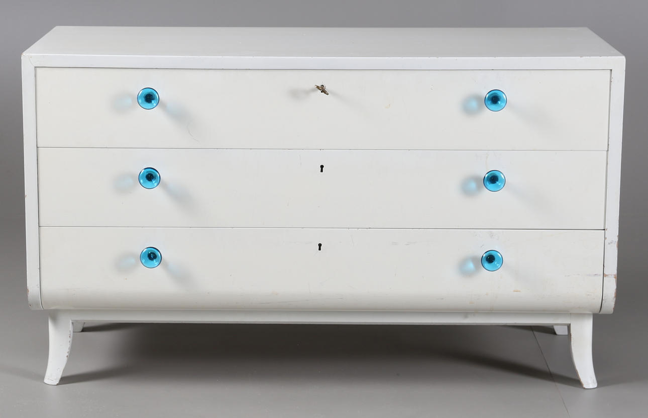 BYRÅ med tre lådor. Vitmålad, 1950/60-tal.