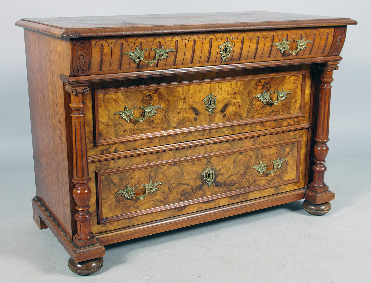 BYRÅ, 3-lådig, mahogny/rot-faner, nyrenässans.