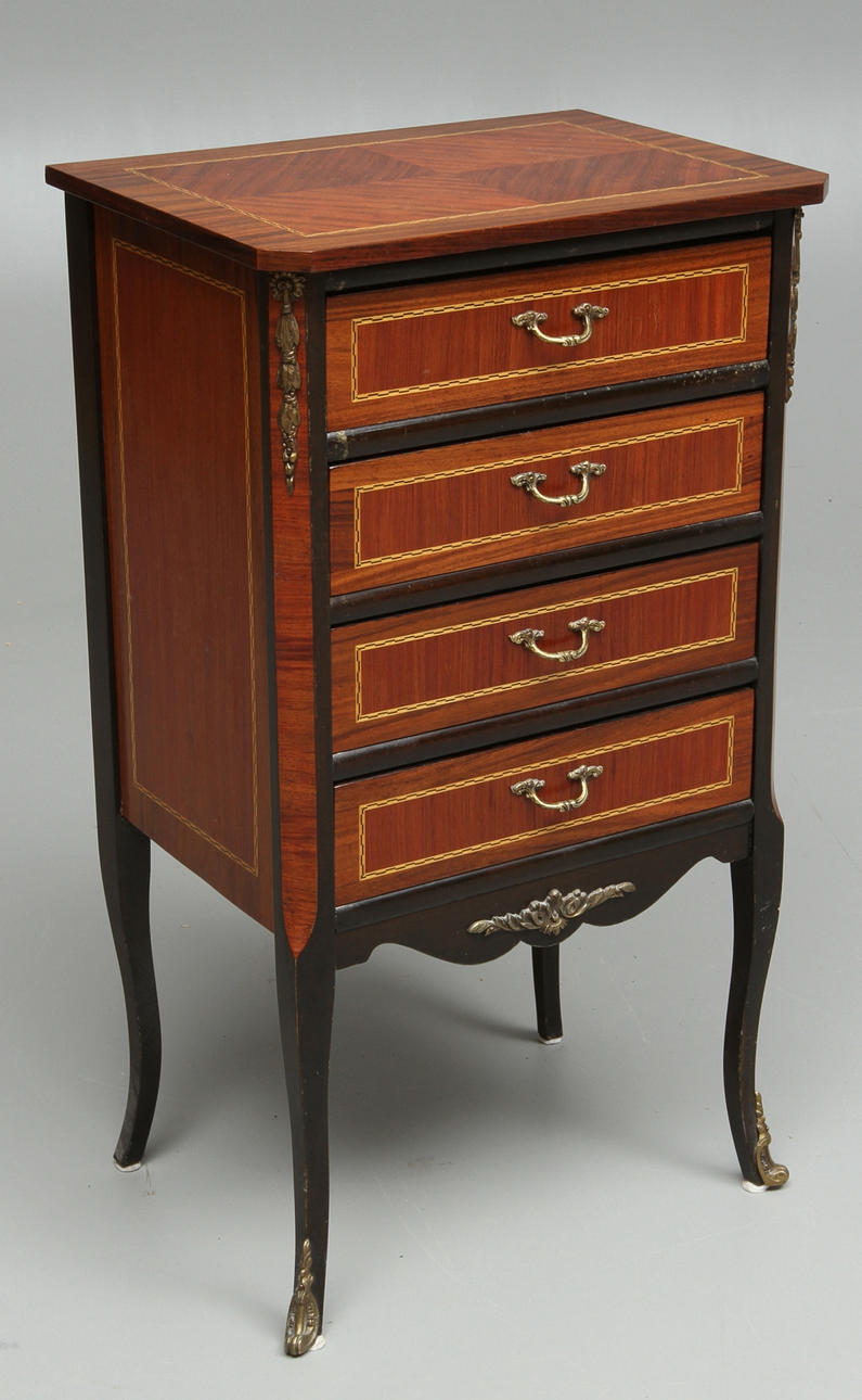 BYRÅ med fyra lådor, 1900-tal.