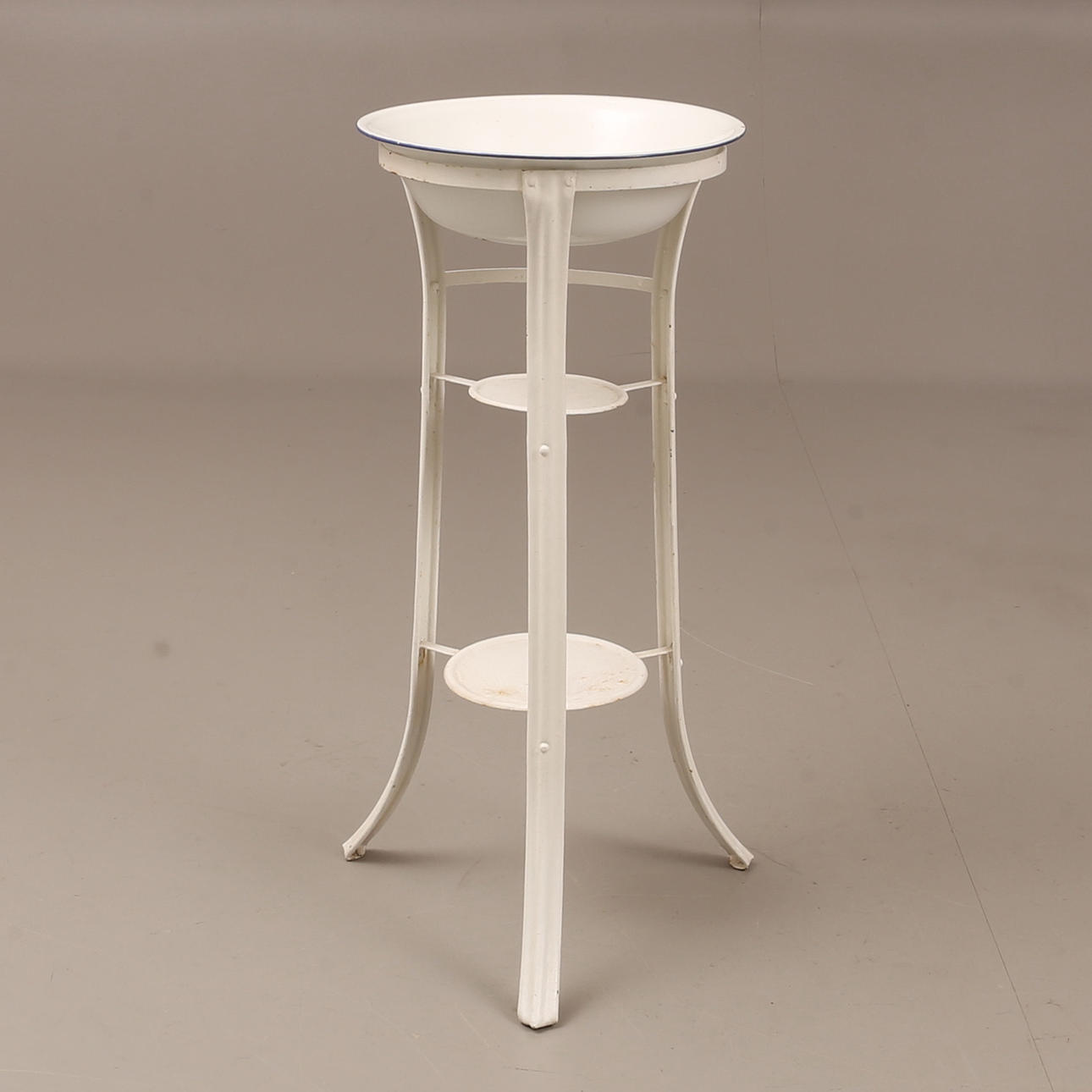 VASK med stativ, metal og emalje.