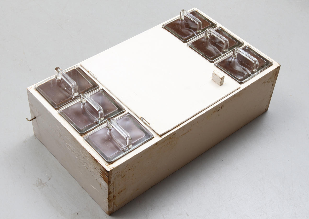 KRYDDHYLLA, furu, med glaslådor, 1900-talets första hälft.