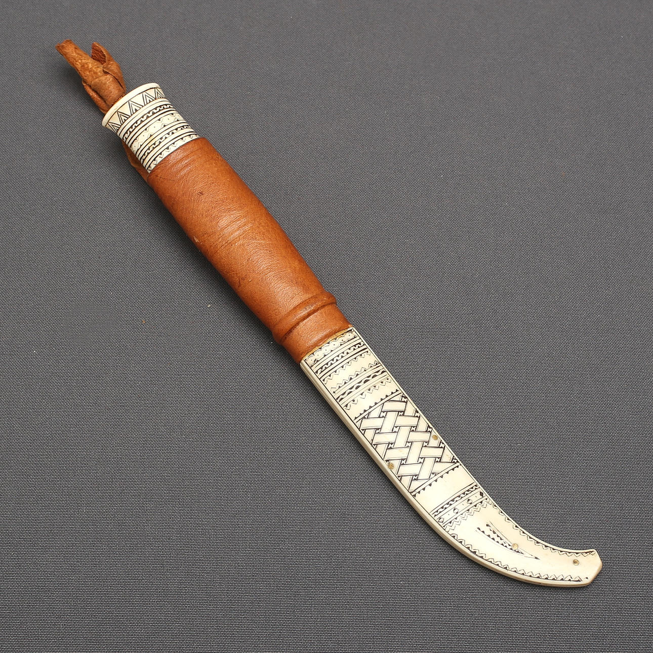 HALF-HORN KNIFE, Sami work, Paul Larsson, signed mongoram. Weapons ...