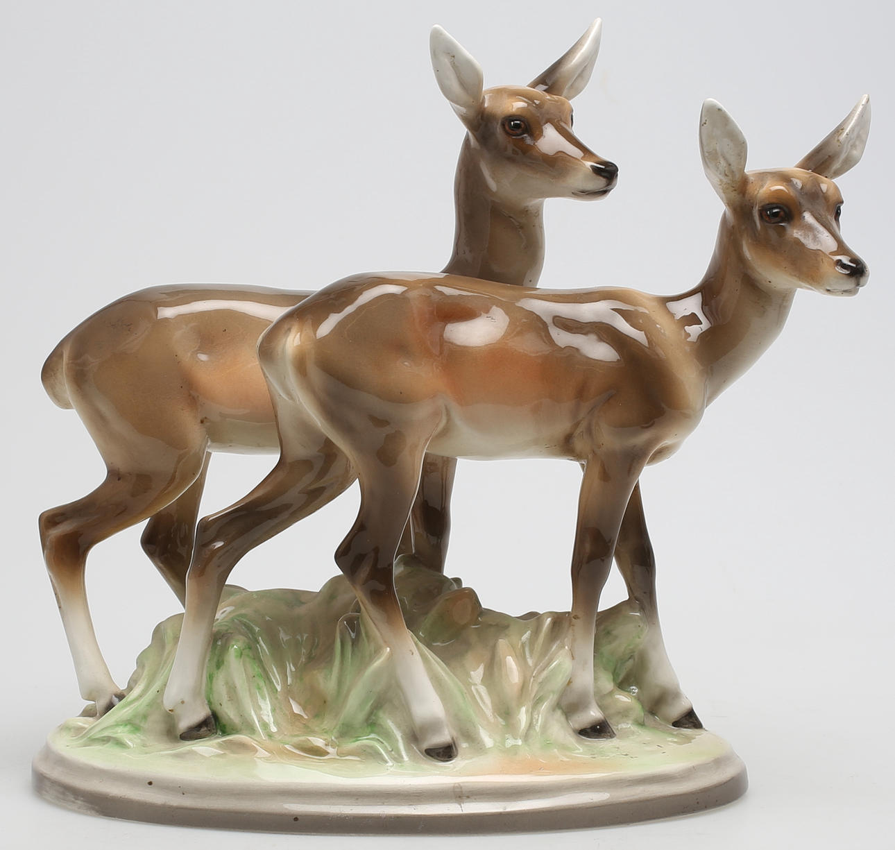 FIGURIN i porslin. Hjortar. Märkt Goldscheider, nr 8693, 89, 19.