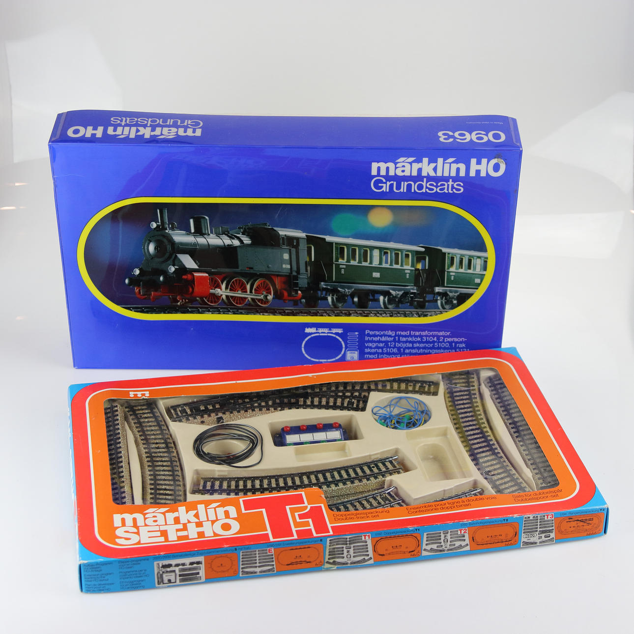 MÄRKLIN, transformator, lok, tre vagnar + tågbana med tillbehör.