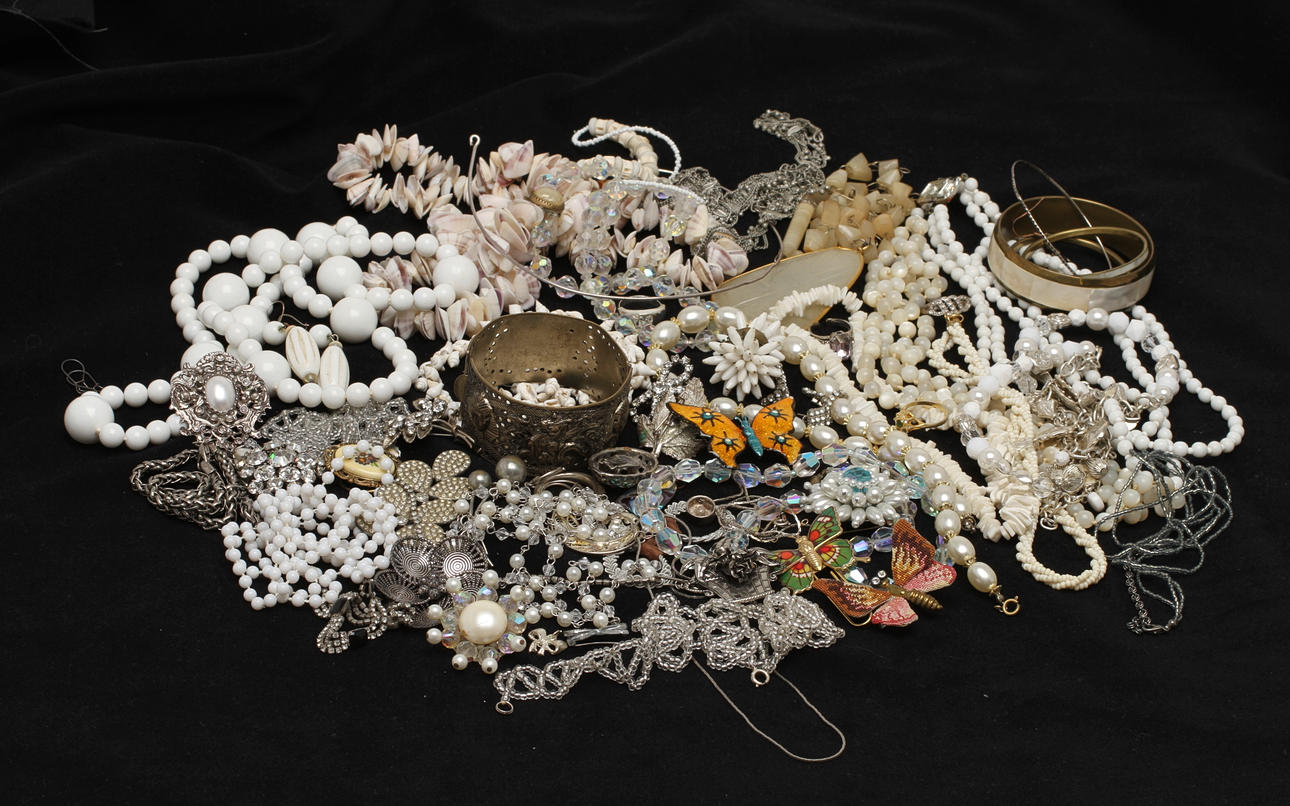 PARTI BIJOUTERIER M M. bl a halsband, broscher samt örhängen m m. 1900-tal.