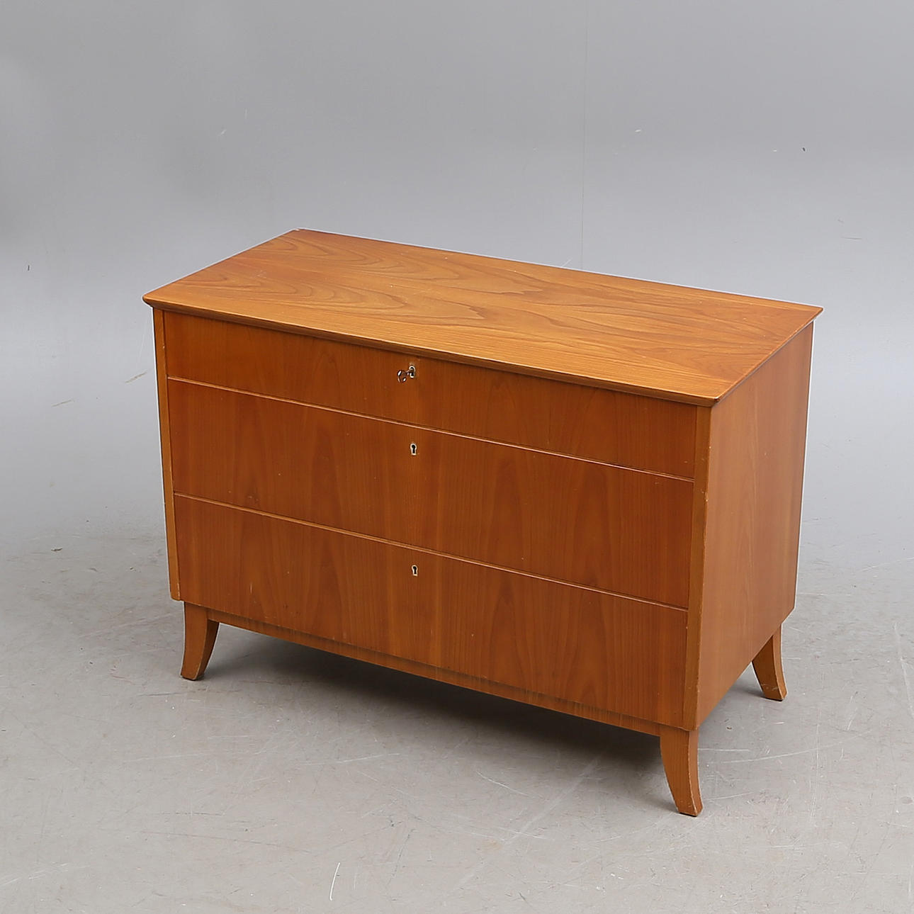 BYRÅ, trelådig, 1900-tal.