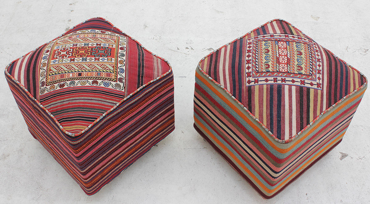 PALLAR, 2 st, klädda i kelimtyg.