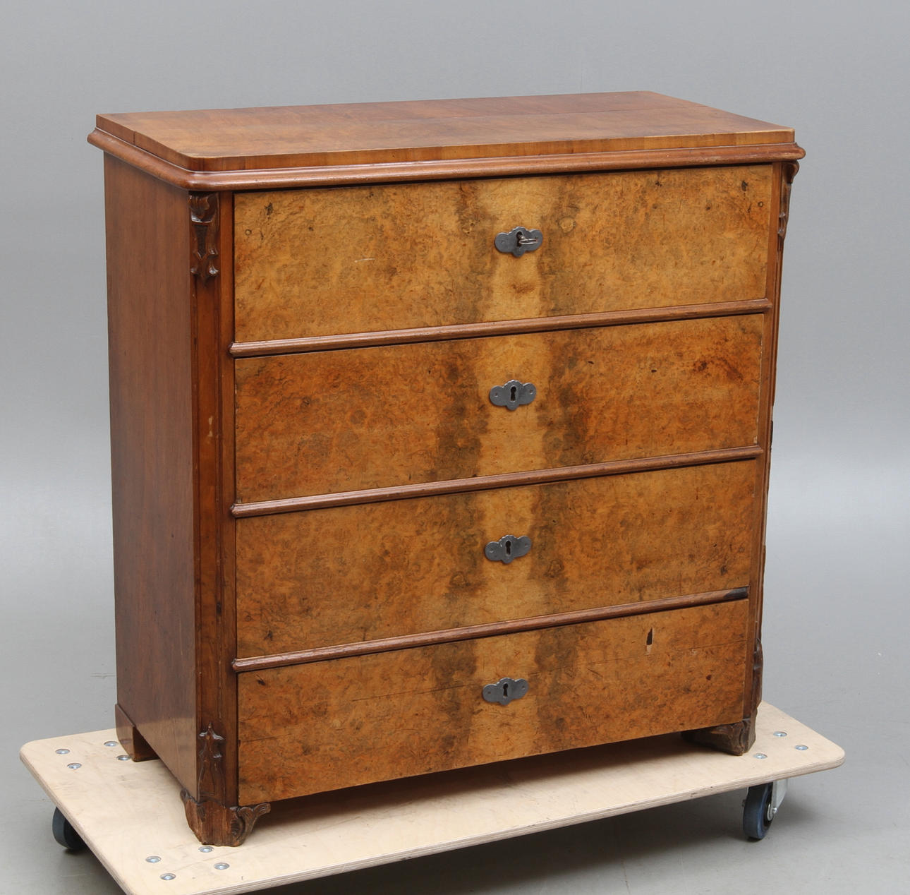 BYRÅ, delvis i rotfanér, 1800-tal.