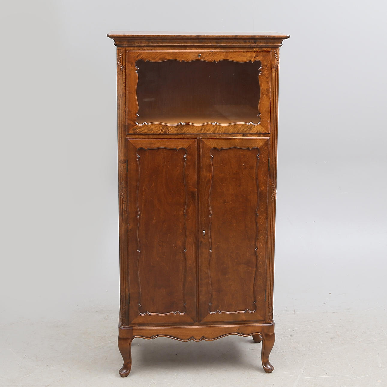 SKÅP med vitrin, 1900-tal.