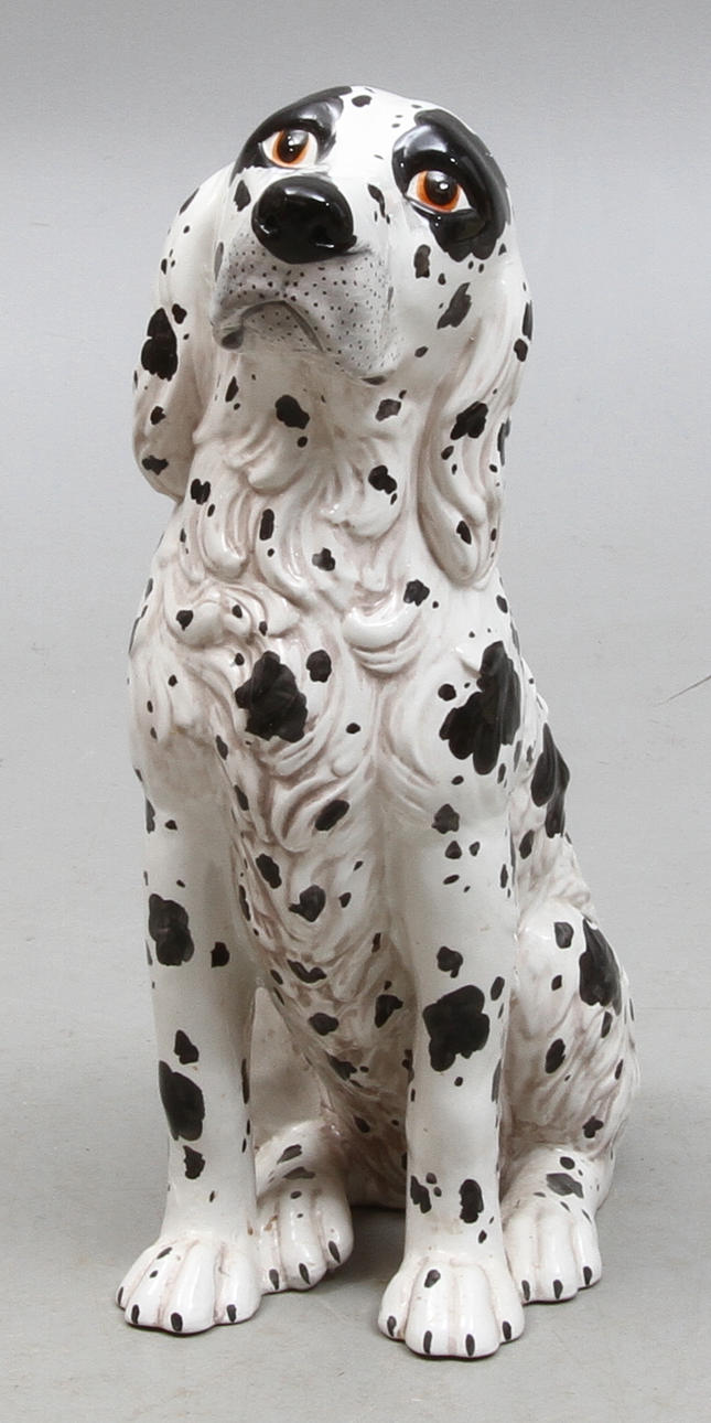 PRYDNADSHUND, keramik, 1900-talets andra hälft.