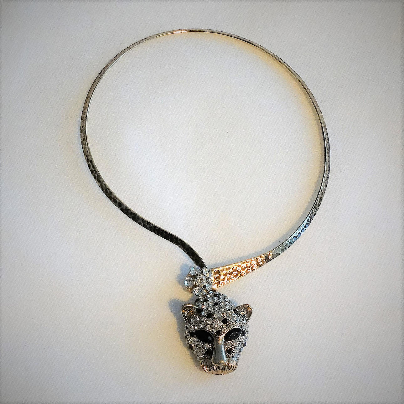 CHOKER med panter dekoration.