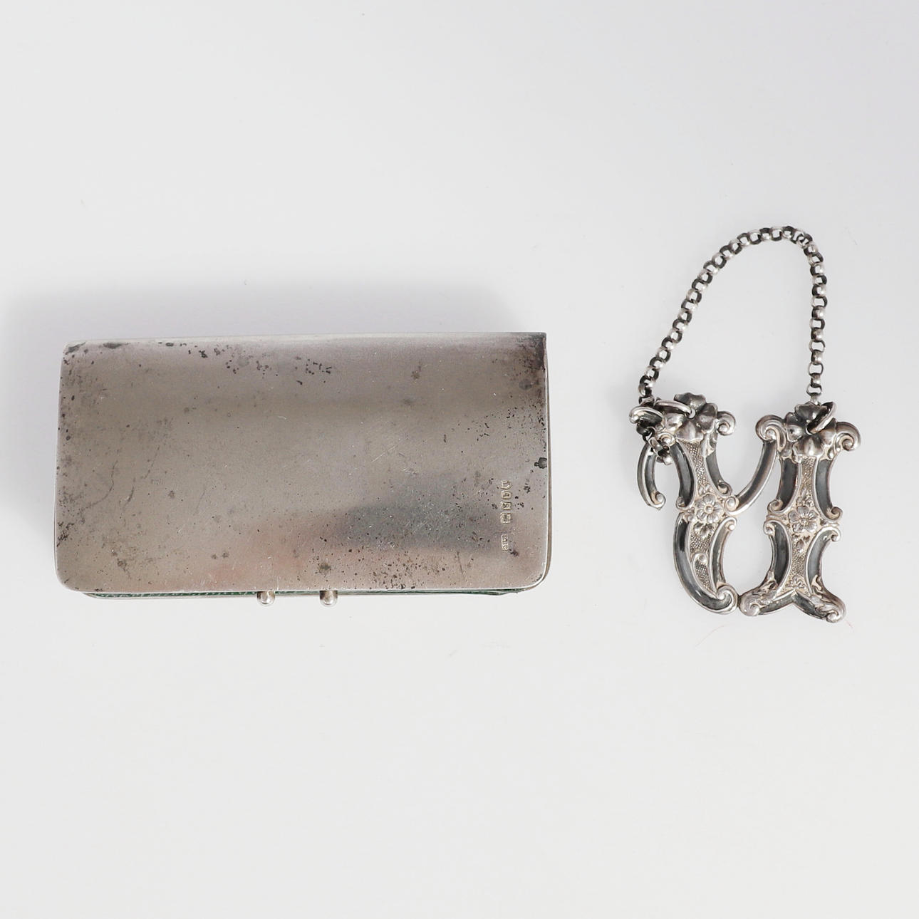 EN EDWARDIANSK SILVERFÄRGAD HANDVÄSKA OCH EN FLASKMÄRKE.