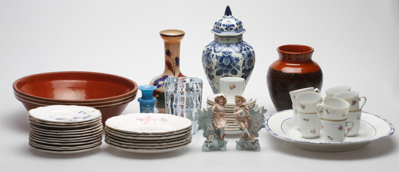 KERAMIKFÖREMÅL, bl.a. Rörstrand, Gustafsberg, Ekeby, Hackefors.