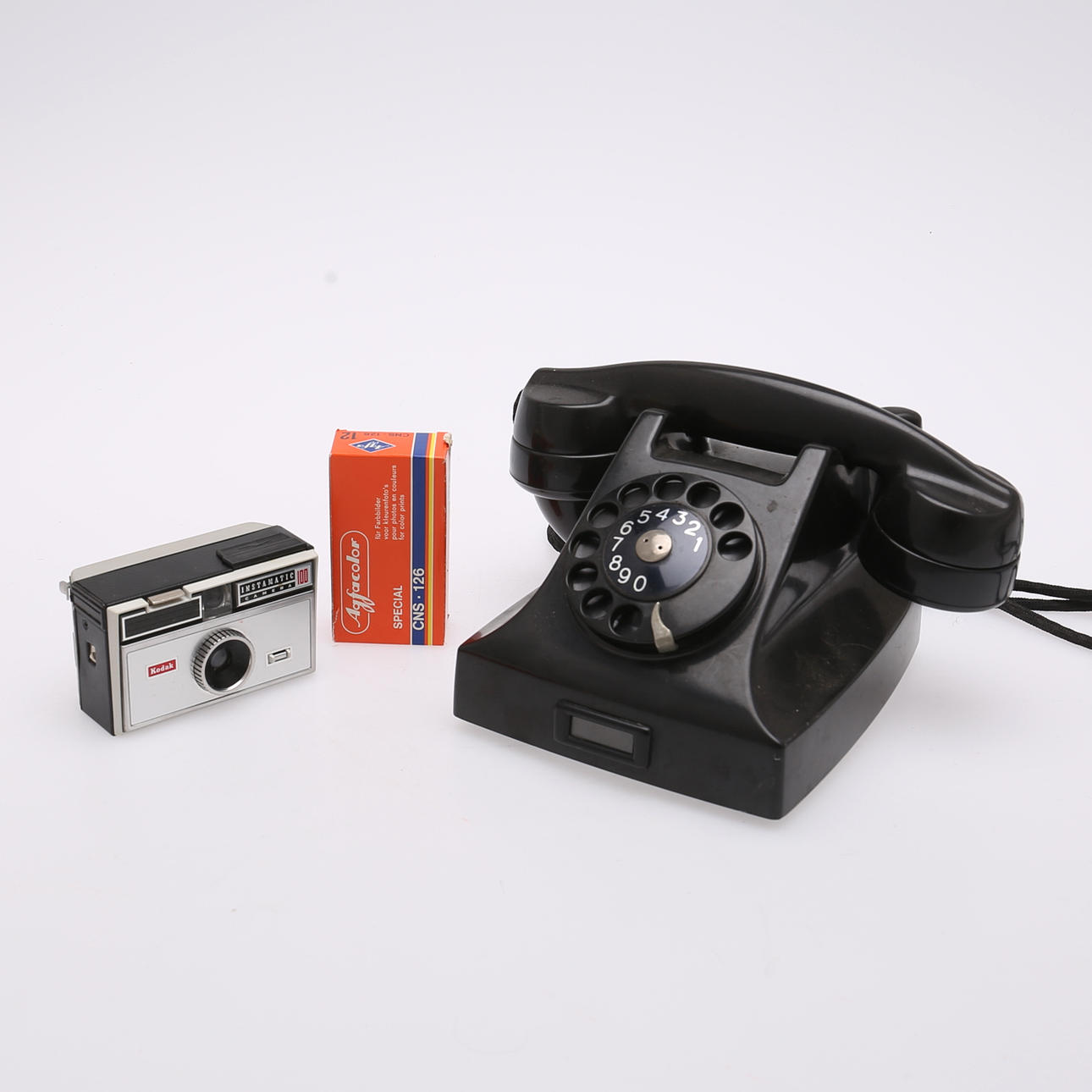 BACKELIT-TELEFON och Kodak Instamatic camera 100.