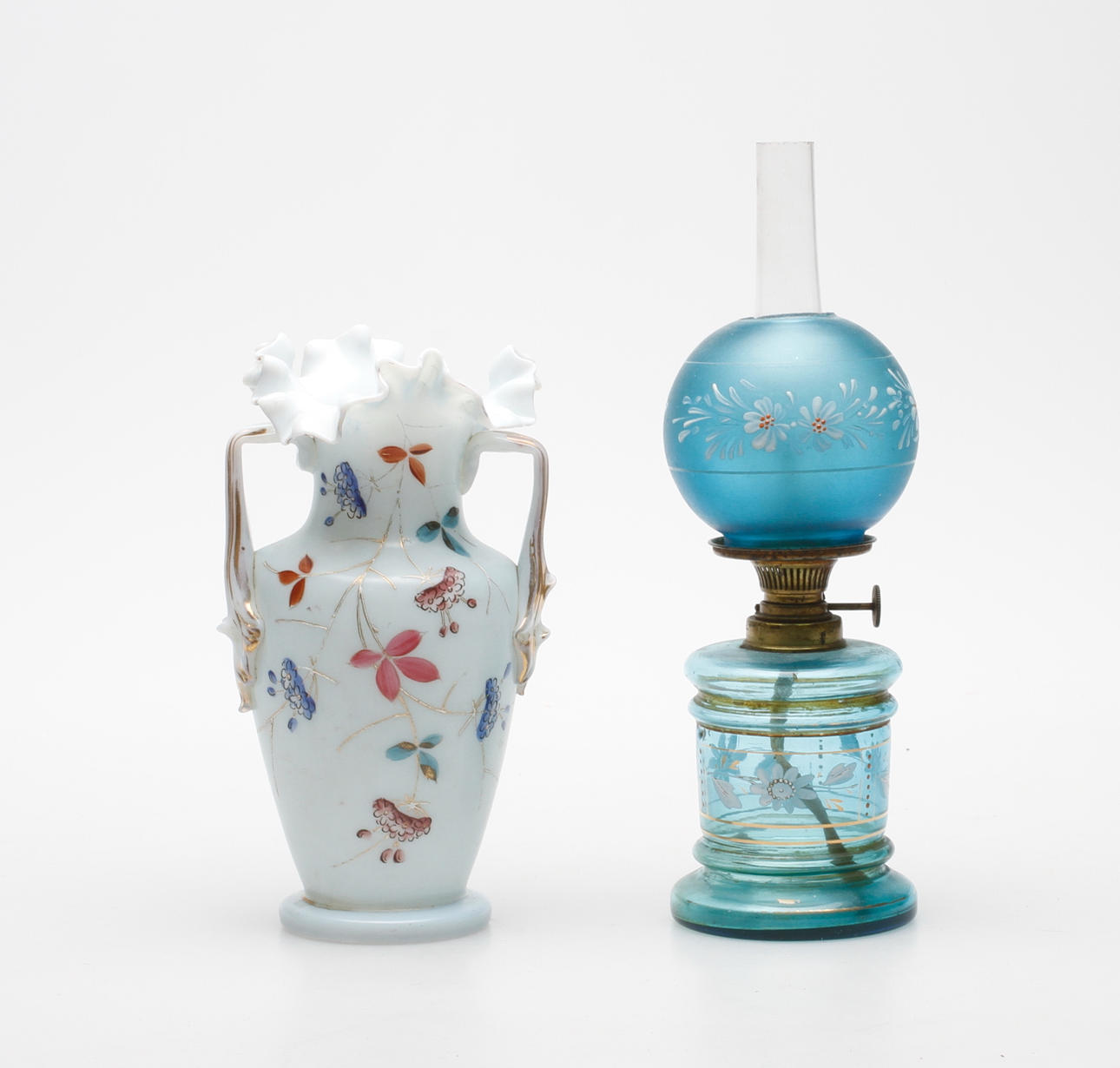 BORDSFOTOGENLAMPA och VAS, glas, sent 1800-tal.