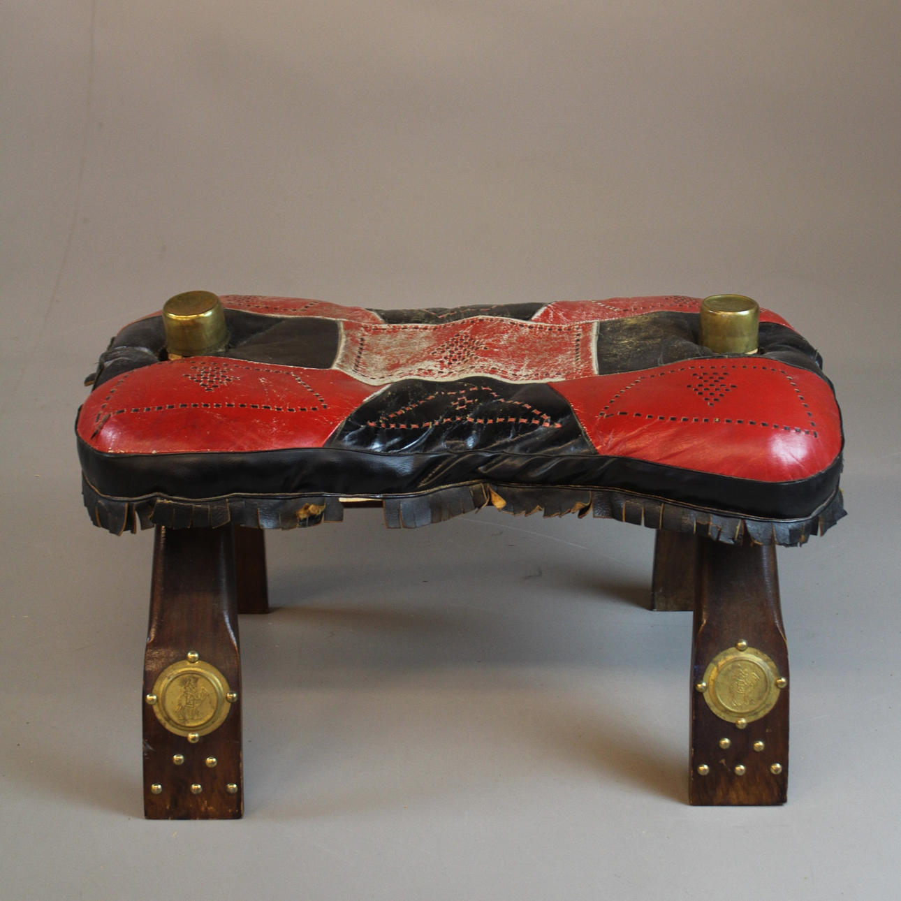 CAMELPALL, træ med lædersæde.