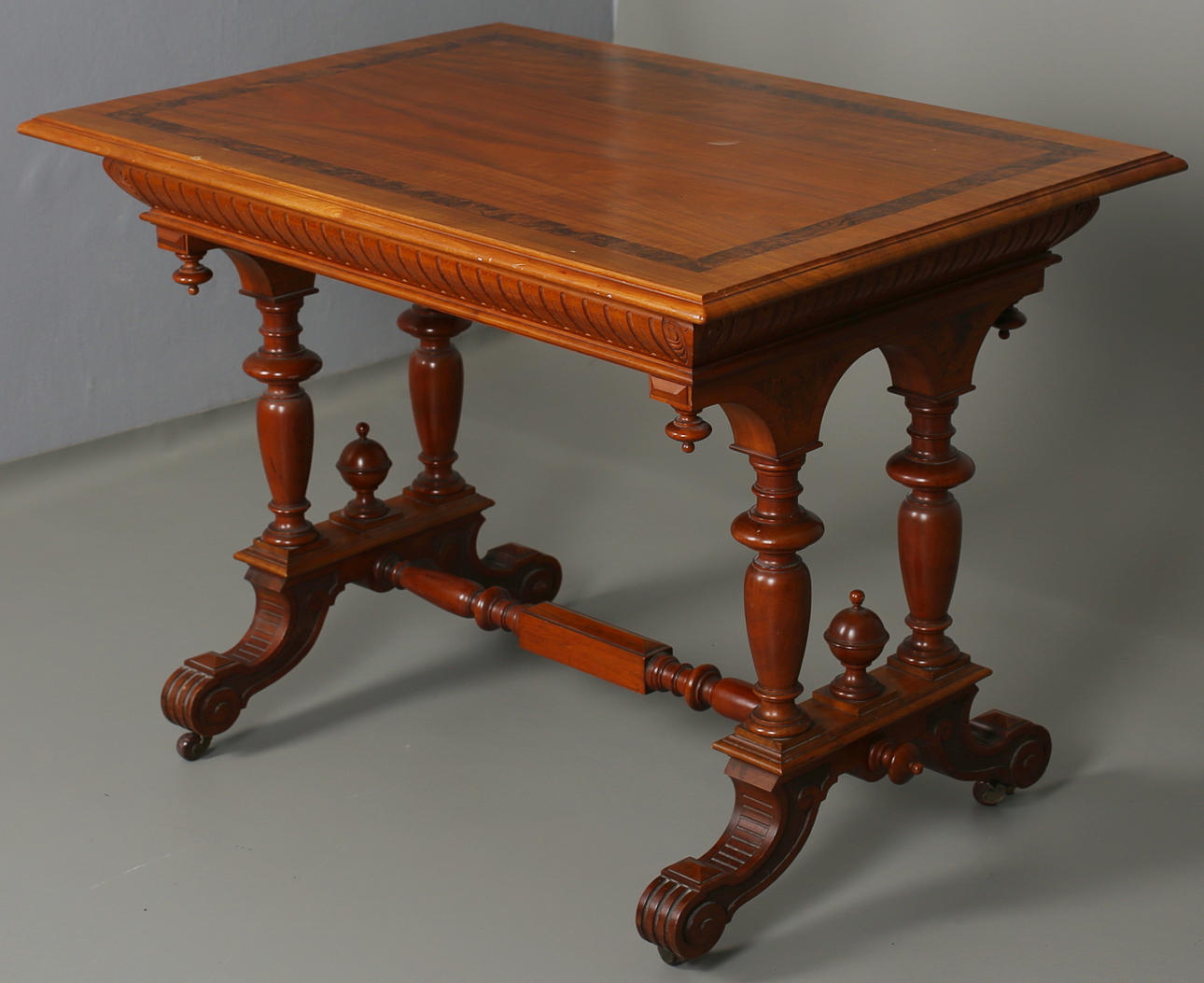 BORD med hjul. Nyrenässans, 1800-talets slut.