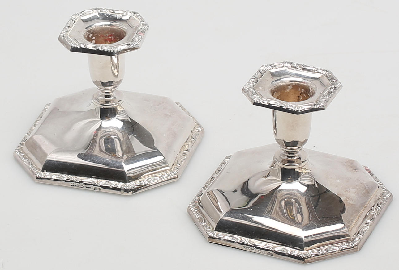 LJUSSTAKAR i silver med gipsfyllning. Märkta 830S 8038, med importstämplad kattfot.