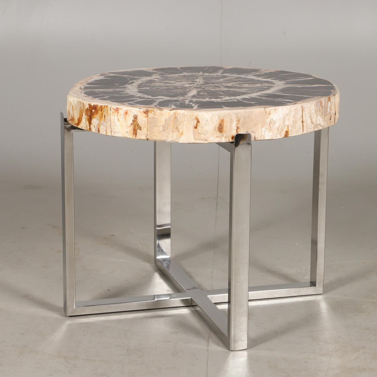 MESA, madera petrificada con base cromada, contemporánea.