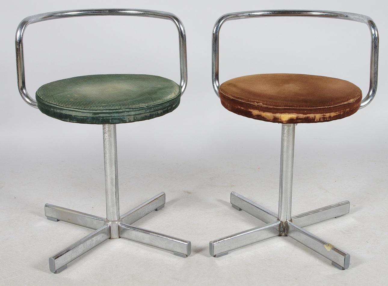 STOLAR, 1 par med kromunderrede, funkis.