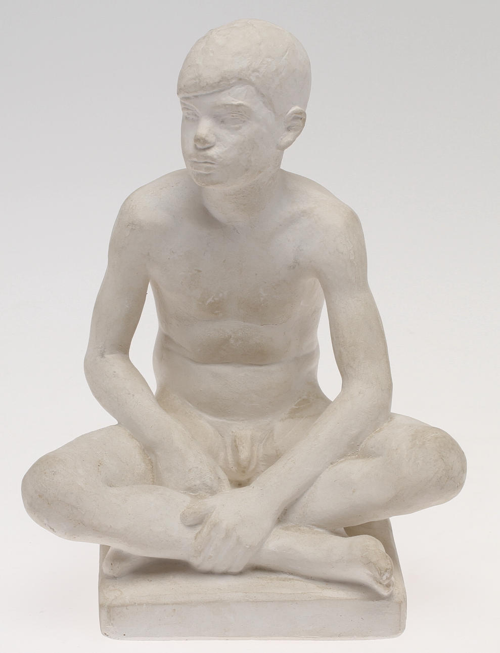 BENGT-INGE LUNDKVIST. Sittande pojke, gips, signerad.