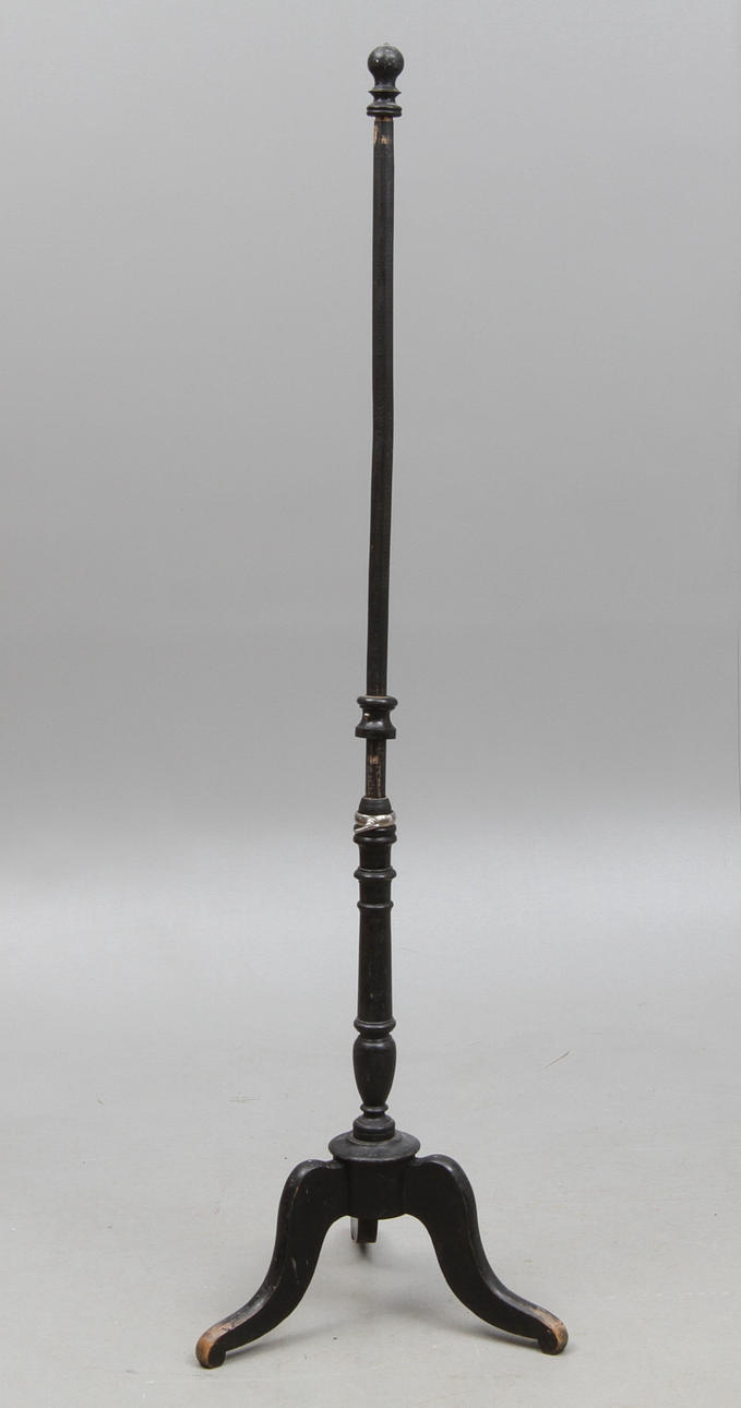 STÄLLNING FÖR PROVDOCKA samt KOFFERT, märkta Stockman Paris.