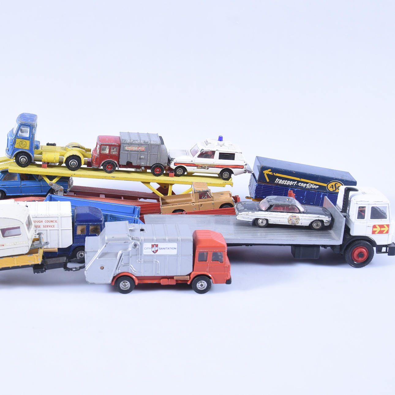 MODELLBILAR, 15 st, bl a Corgi.