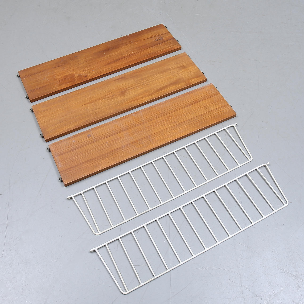 HYLLSYSTEM, "String", design Nils och Kajsa Strinning.