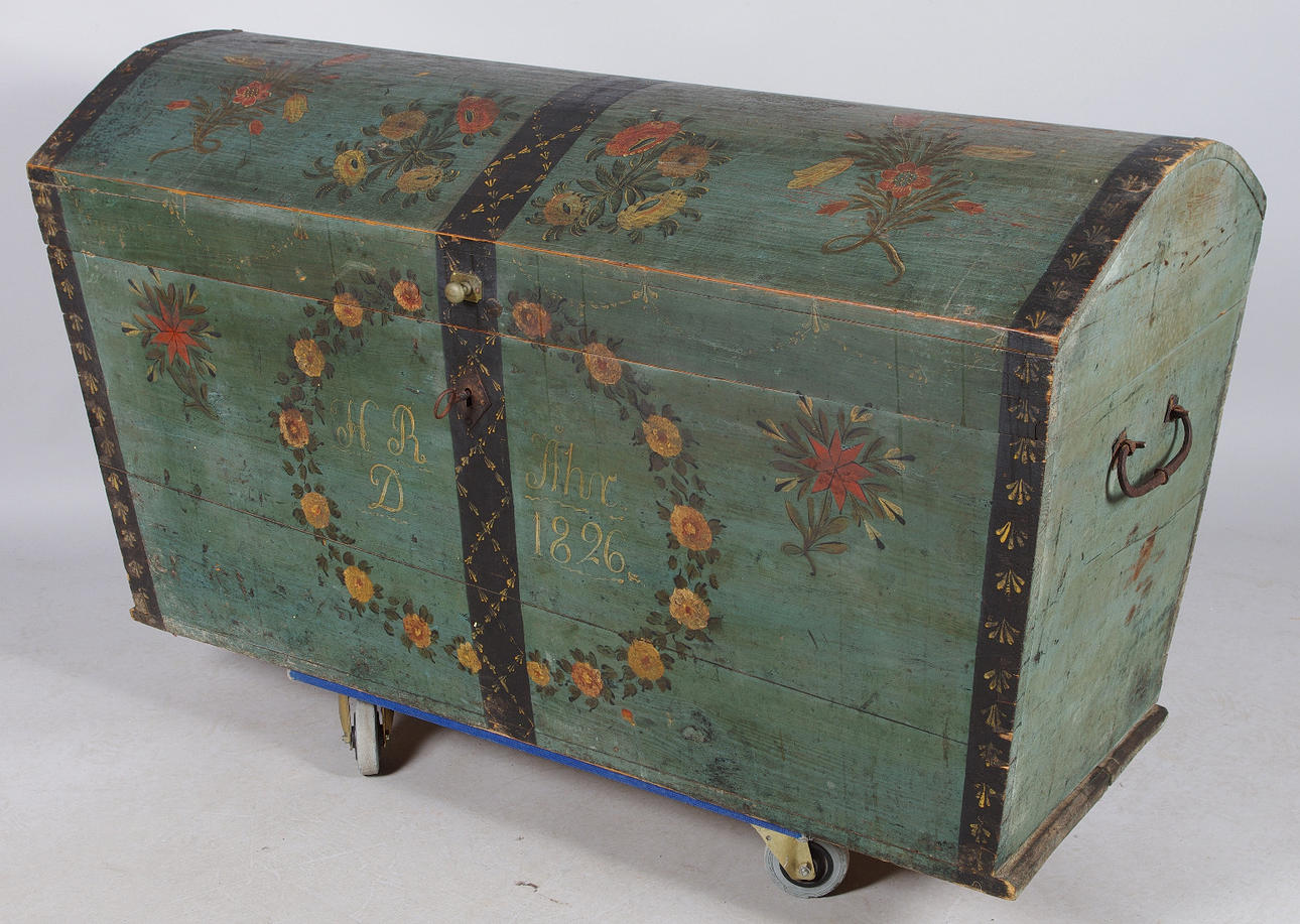 KISTA, allmogemålad fur med målade beslag, daterad 1826.