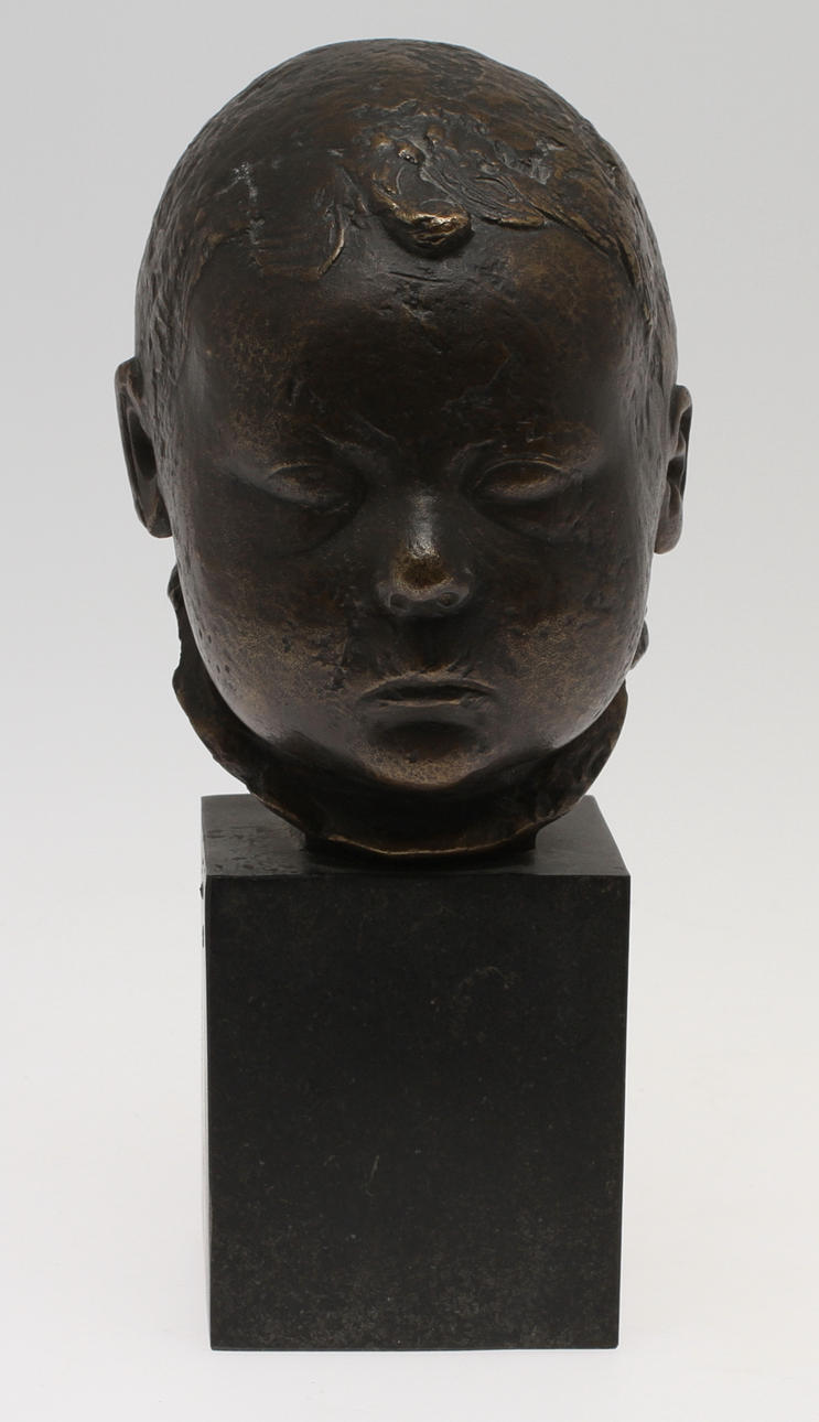 OKÄND KONSTNÄR. Barnhuvud, brons, märkt Susanna, 8 maj, 1954.