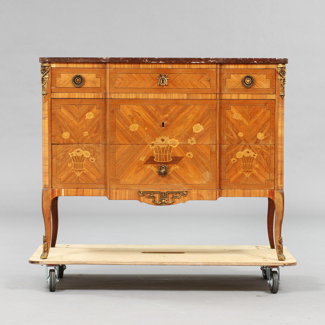 BYRÅ, gustaviansk stil, 1900-tal.