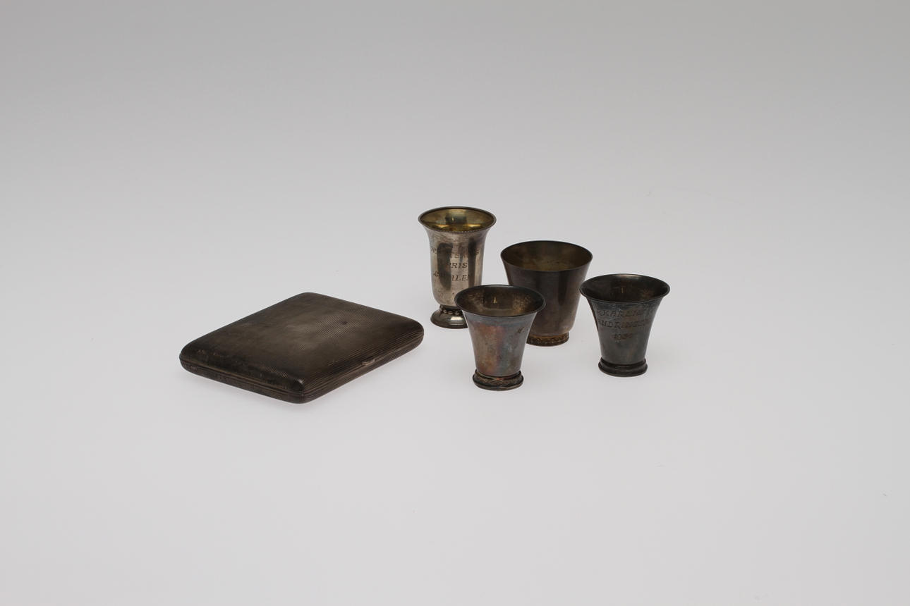 PARTI SILVER, 5 delar, cigarettetui samt prispokaler, 1900-tal. Vikt 268 g.